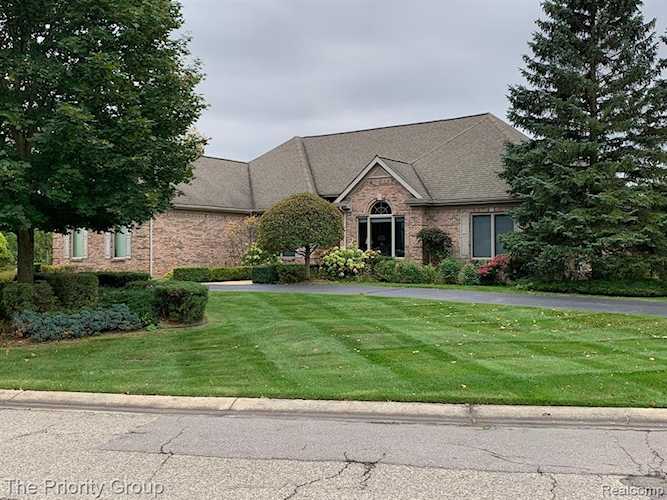 3301 Country Creek Dr Oakland, MI 48306
