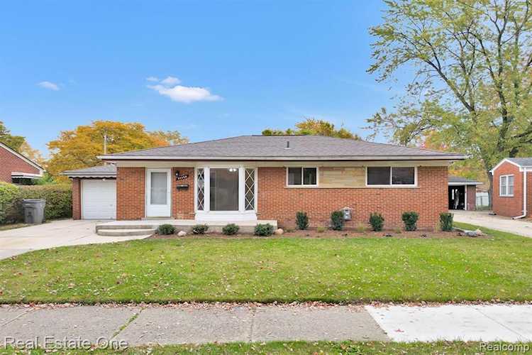21140 Danbury St Clinton Township, MI 48035
