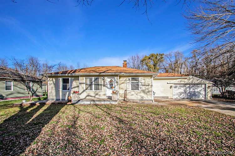 7685 Metz Dr Shelby Twp, MI 48316