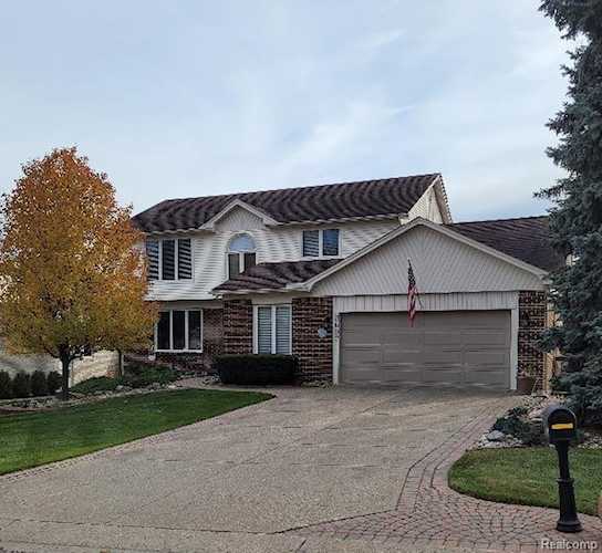 3697 Heatherwood Ct Rochester Hills, MI 48309