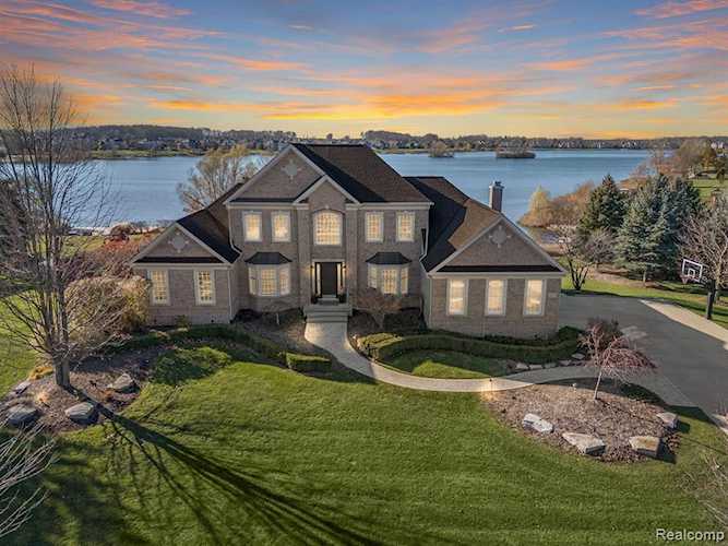 25675 Shoreline Dr Novi, MI 48374