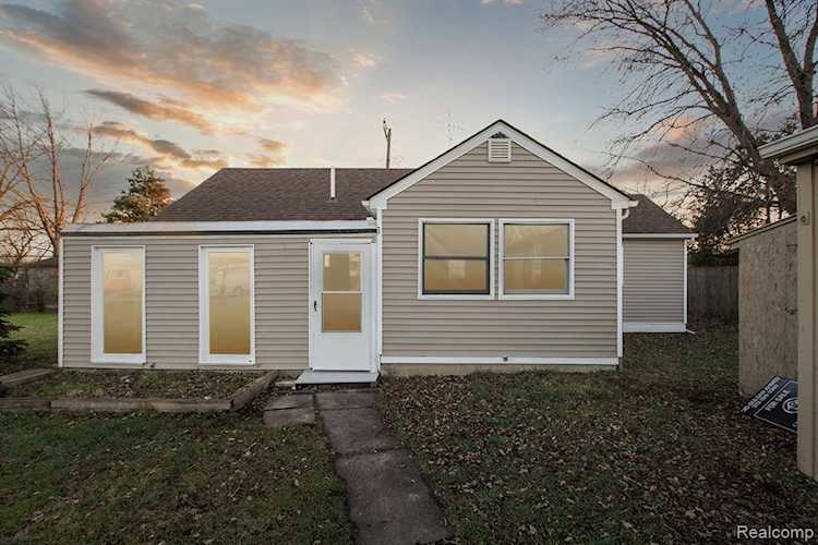 21216 Vermander Ave Clinton Township, MI 48035