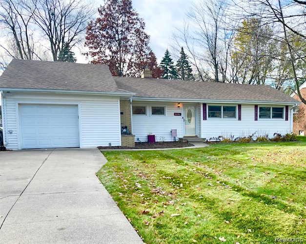 8106 Ogden Dr Sterling Heights, MI 48314