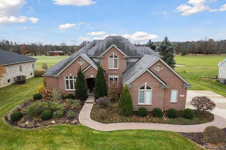 1089 Gleneagles Highland, MI 48357