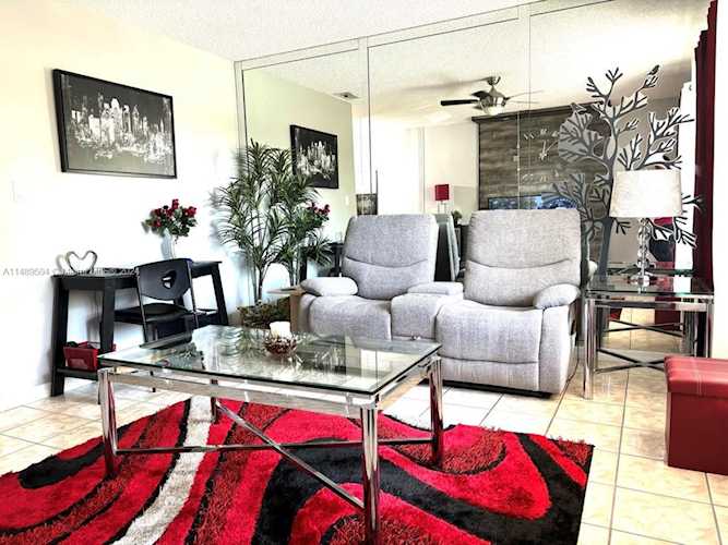 9121 Sunrise Lakes Blvd #204 Sunrise, FL 33322