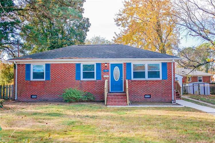 17 Duncan Dr Hampton, VA 23663