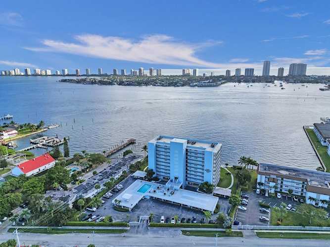 3040 Lake Shore Drive #605 Riviera Beach, FL 33404