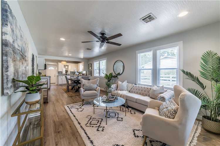 1059 Main St Gentry, AR 72734