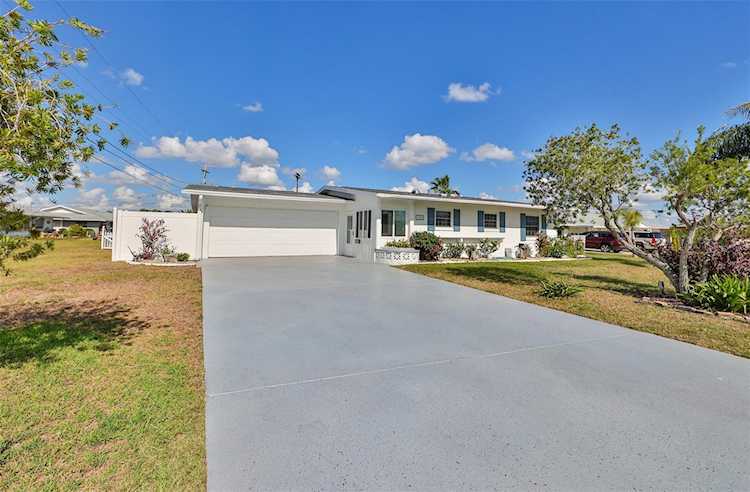 1029 Augusta Dr Sun City Center, FL 33573