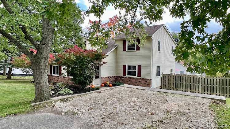 6791 Dandison Blvd West Bloomfield Twp, MI 48324