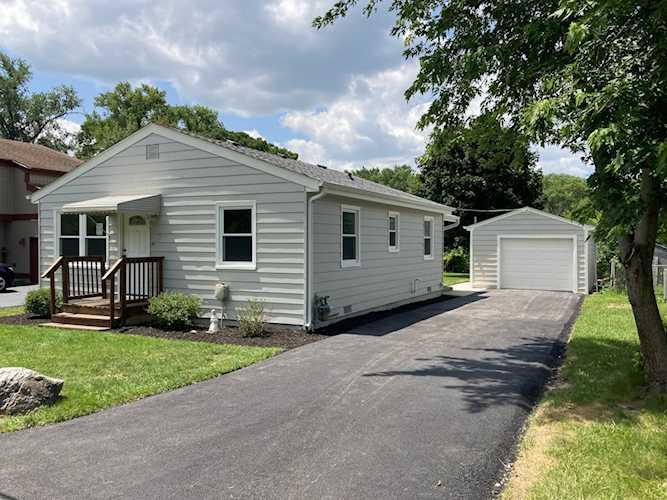 128 Eastwood Ln Port Barrington, IL 60010