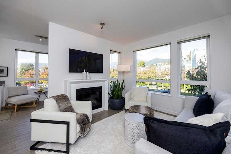 217 W 8th Street #204 North Vancouver, BC V7M 0C2