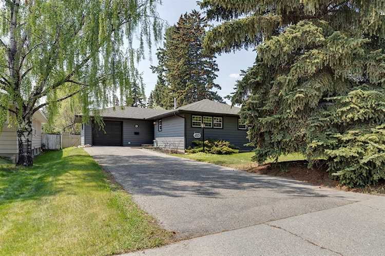 4031 Grove Hill Rd SW Calgary, AB T3E 4E5