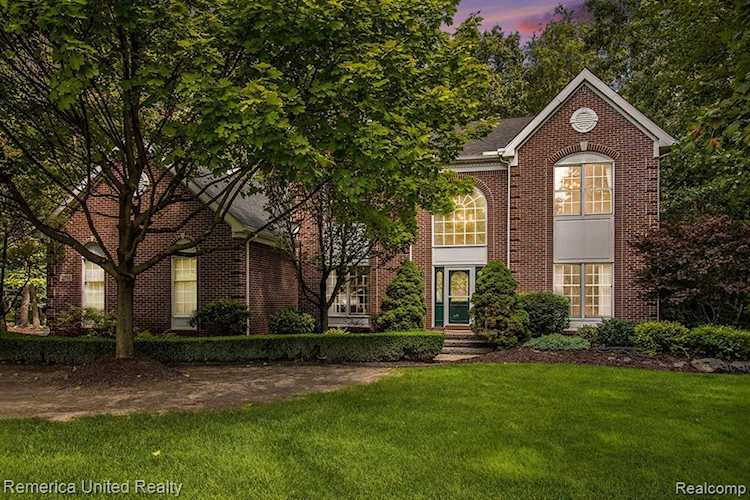 2118 Pine Bluffs Highland Twp, MI 48357