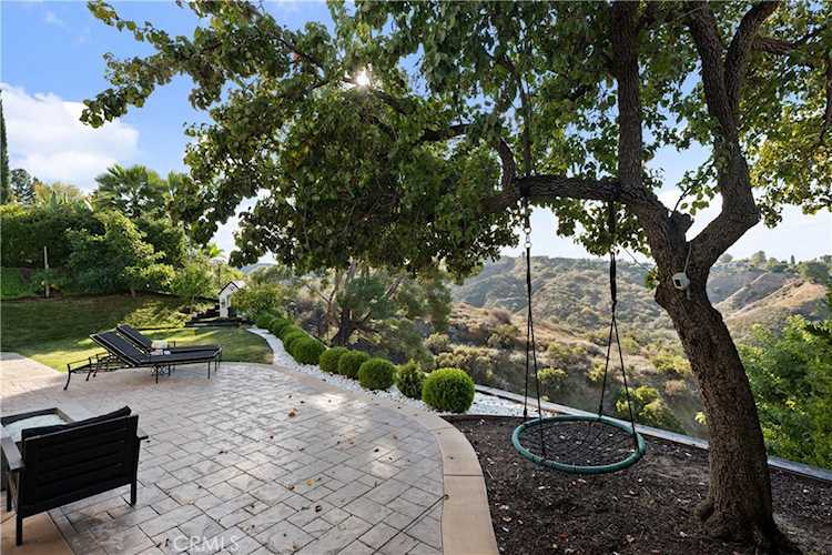 4581 Ellenita Ave Tarzana, CA 91356