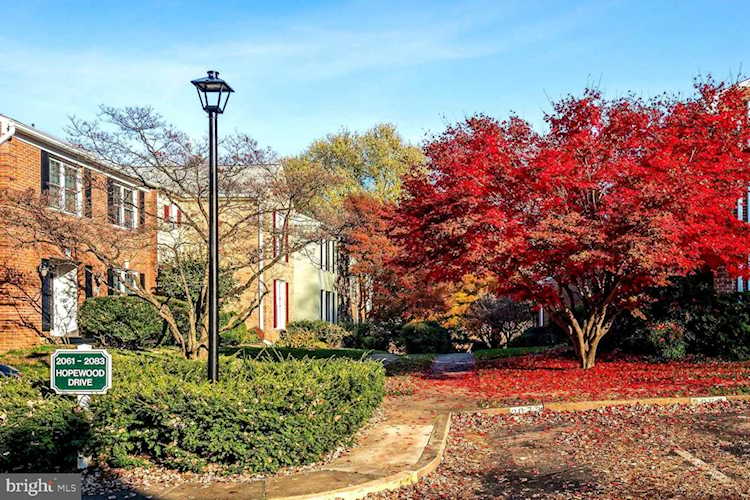 2067 Hopewood Dr Falls Church, VA 22043