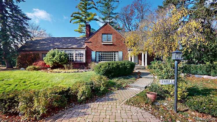 28021 Santa Barbara Dr Lathrup Village, MI 48076