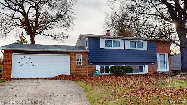 1360 Nancywood Dr Waterford, MI 48327