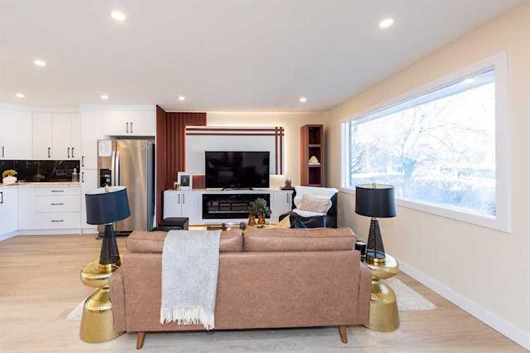 351 94 Ave SE Calgary, AB T2J 0E7