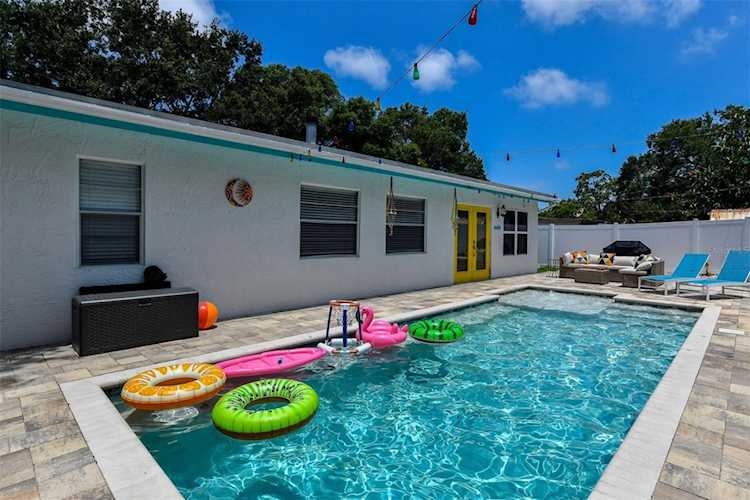 809 Helena Dr Largo, FL 33770