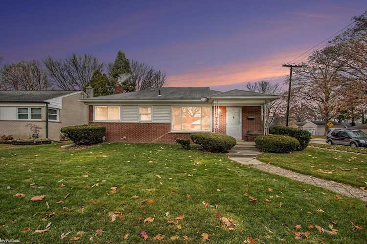 22833 Englehardt St Saint Clair Shores, MI 48080