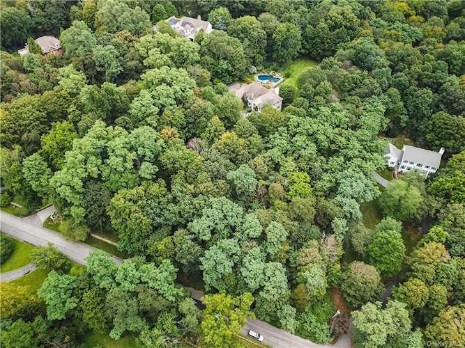 39 Barnes Ln Chappaqua, NY 10514