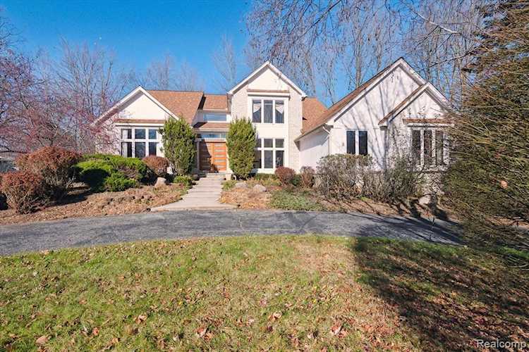 5215 Stonehenge Dr Rochester, MI 48306