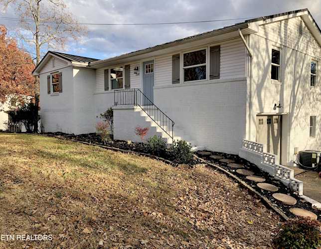1140 View Dr Maryville, TN 37801