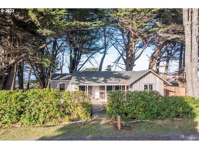 390 4th ST Bandon, OR 97411