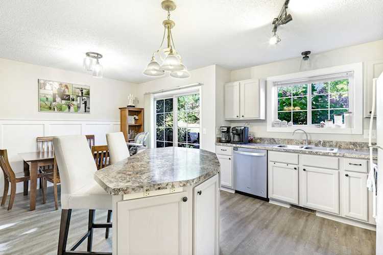 595 Mission Hills Way W Chanhassen, MN 55317