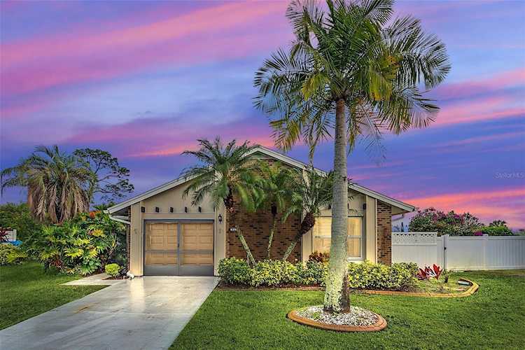 6392 Greengate Dr Orlando, FL 32822