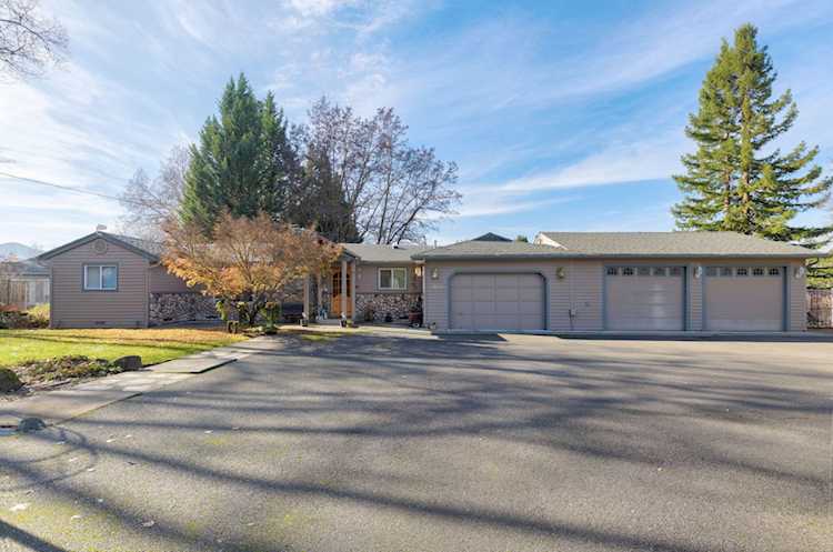 1001 Mayfair Ln Grants Pass, OR 97527