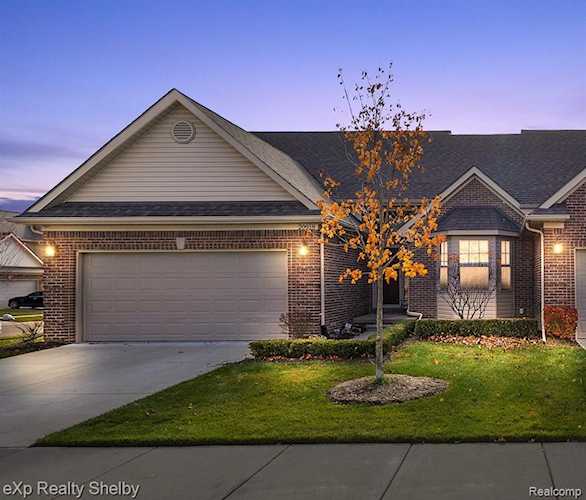 20918 Belclare Dr Macomb, MI 48044