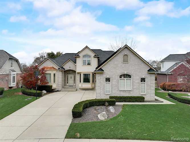 48441 American Elm Dr Macomb, MI 48044