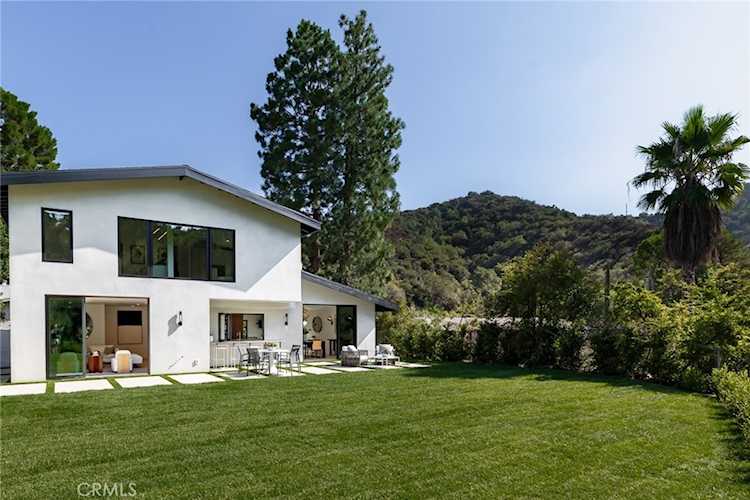 17252 Escalon Dr Encino, CA 91436