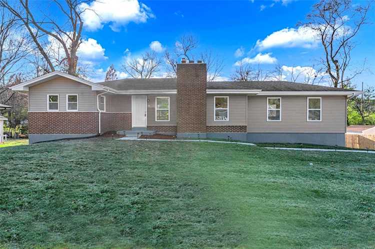 89 Grand Circle Dr Maryland Heights, MO 63043