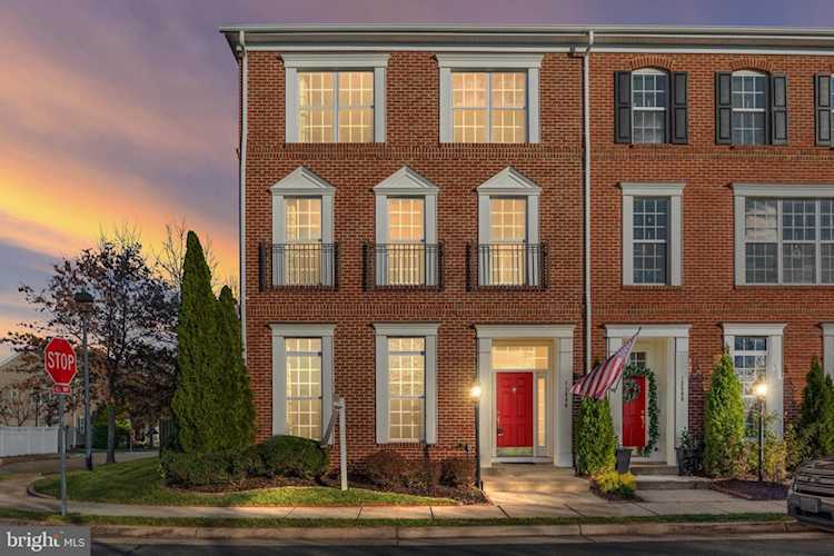 13586 Village Green Dr Leesburg, VA 20176
