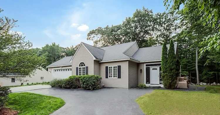 30 Julia Dr Hooksett, NH 03106