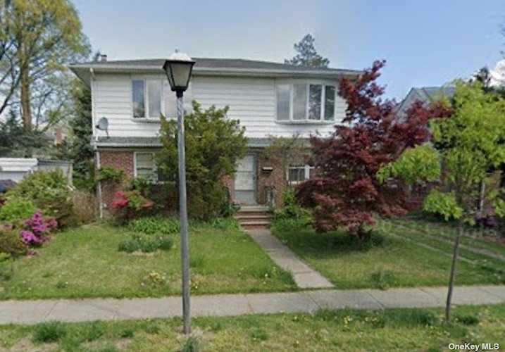 141 Strattford Rd New Hyde Park, NY 11040