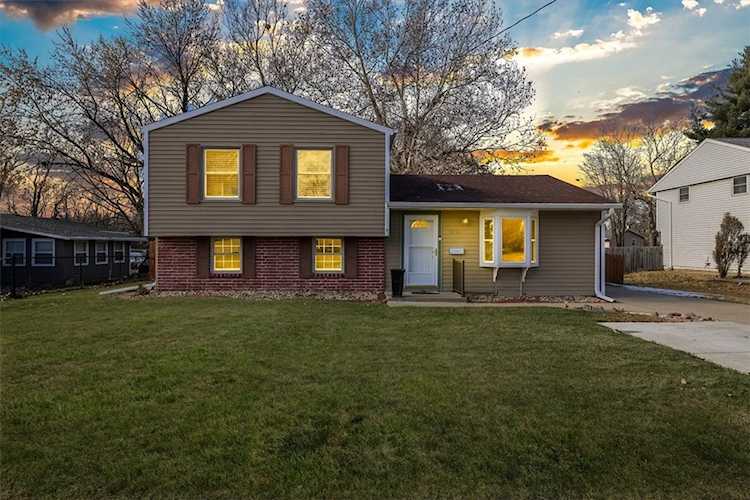 3904 Rolling Green Dr Urbandale, IA 50322
