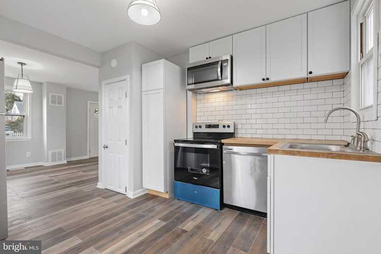 8 Avenal Rd Essex, MD 21221