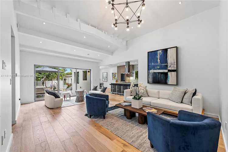 5956 Pine Tree Dr Miami Beach, FL 33140