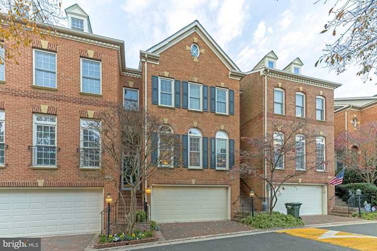 1687 Hunting Creek Dr Alexandria, VA 22314
