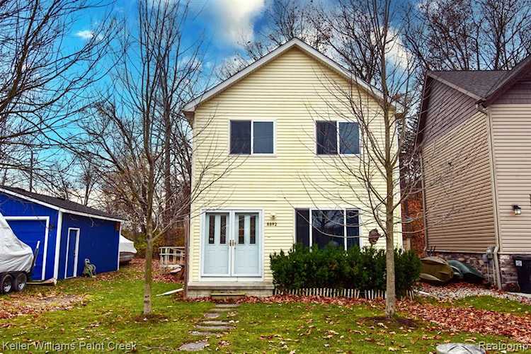 8892 Lagoon Dr Hamburg Twp, MI 48116