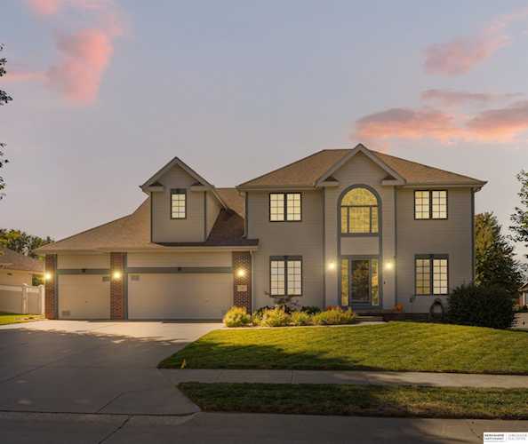 2701 Bluff Point Circle Papillion, NE 68133