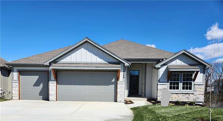 1724 NW 107th Terrace Kansas City, MO 64155