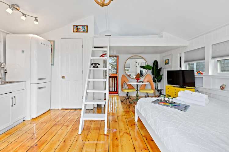 21 Dewey Avenue Provincetown, MA 02657