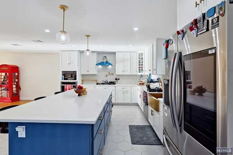 565 Otto Place Paramus, NJ 07652 MLS 23036743