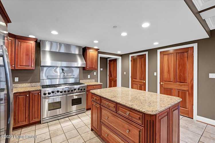 608 W Riverside Dr Jeffersonville, IN 47130 MLS 1652610