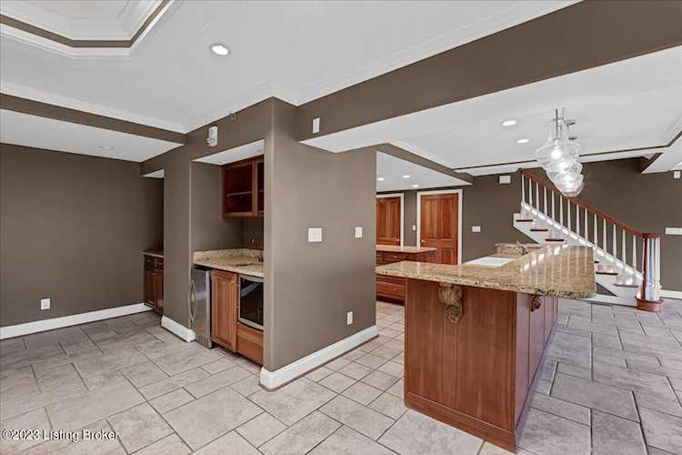 608 W Riverside Dr Jeffersonville IN 47130 MLS1652610